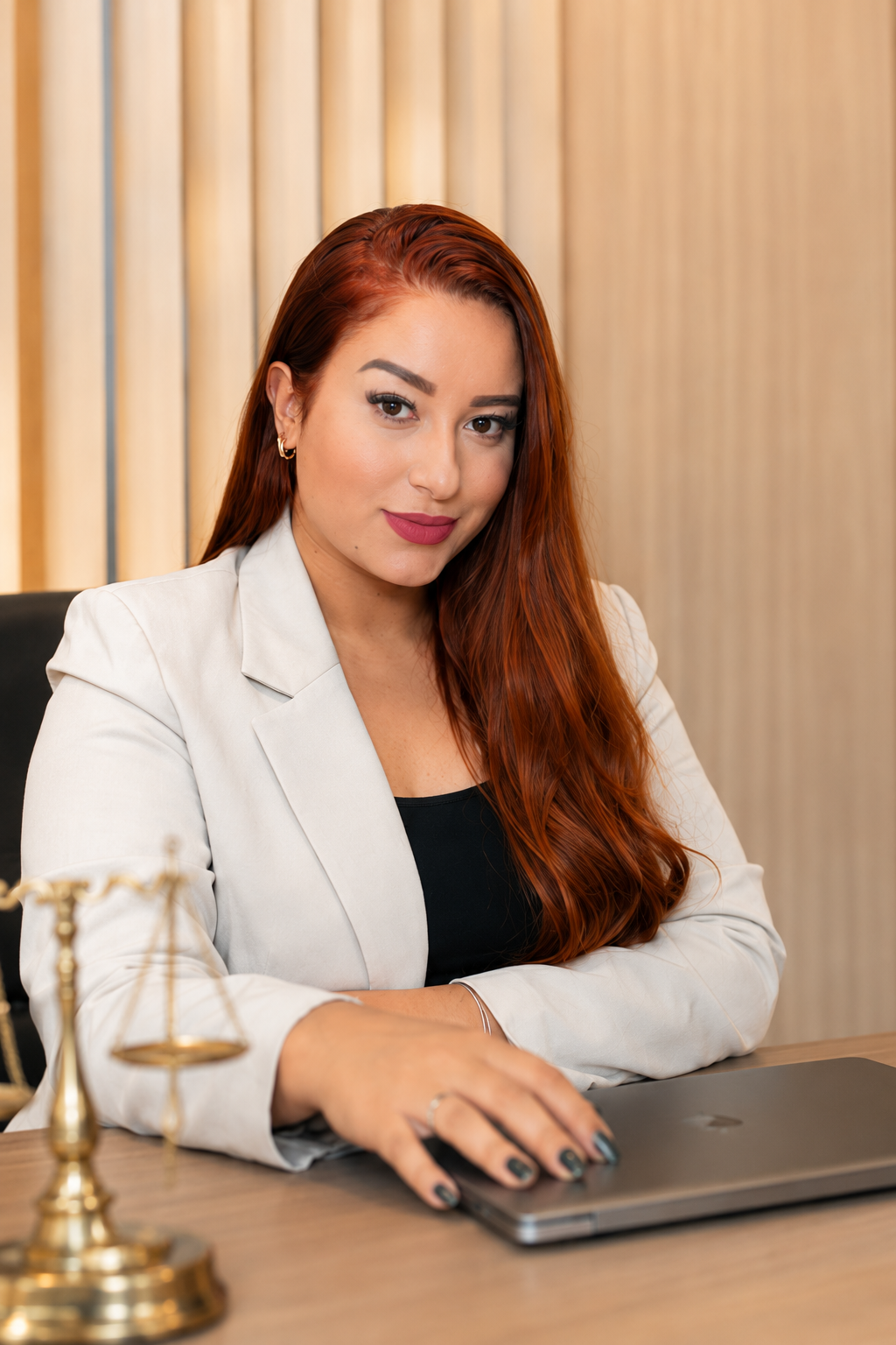 Samantha Lemes usando blazer claro em seu escritório