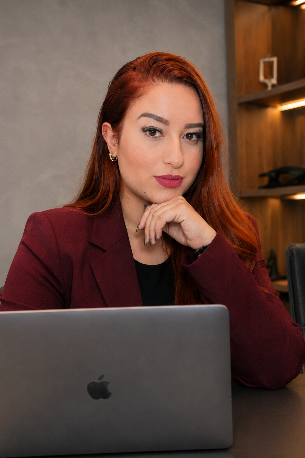 Samantha Lemes durante atendimento em seu escritório